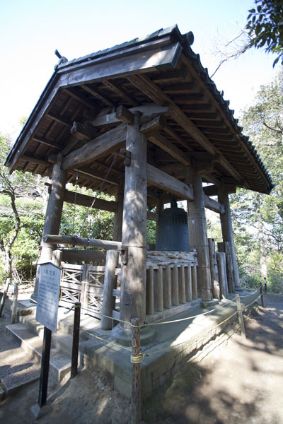 国宝の洪鐘は1301年、時宗の子である北条貞時によって鋳造・寄進された鎌倉随一の大鐘です。物部国光による作であり、雄大でありながら細部まで緻密なつくりが施されたものとして、鎌倉時代後期を代表する梵鐘です。