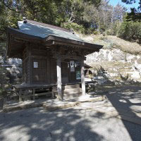 十二所神社拝殿。奥には疱瘡神もあります。