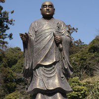 妙本寺にある日蓮上人像。