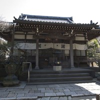安国論寺本堂。御本尊、南無久遠実成本師釈迦牟尼仏が安置されています。