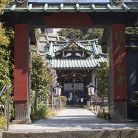 妙本寺近くにある小さなお堂に大きな歴史のドラマが刻まれています。