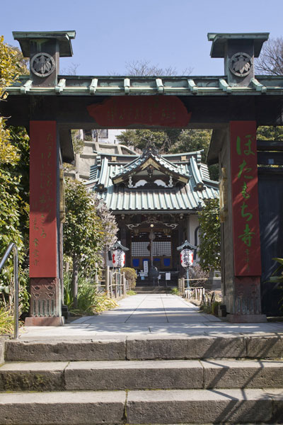妙本寺近くにある小さなお堂に大きな歴史のドラマが刻まれています。