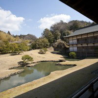 国の史跡に指定されている庭園。創建当時、蘭渓道隆によって作庭されたといわれています。平成15年に大改修され、池の右手に総二階の得月楼が建てられました。方丈の廻廊をまわって見物します。新しく建てられた得月楼もとても美しく、庭園や池とともに眺めると時間を忘れます。