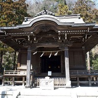 御霊神社本殿。小道の奥にあるゆったりとした境内は鎌倉らしい雰囲気です。