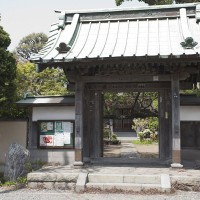 総門。大町四ツ角を少し妙本寺方面に入ってすぐ左手の小道に入って行くとあります。