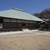 本堂。流麗な屋根が印象的です。