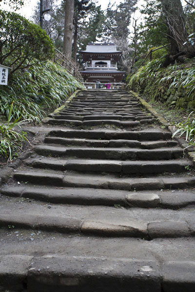 往時には500人もの人が行き交った鎌倉石の階段は長い年月を経てすり減っています。