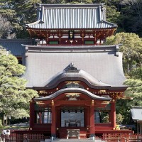 舞殿と本宮。散歩するにも写真を撮るにも朝一番がベスト。