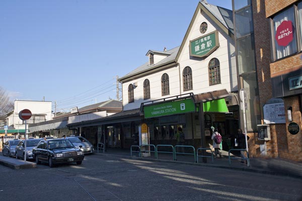 鎌倉駅西口。地元では裏駅と呼びます 。江ノ電の駅舎が大きいのが特徴です。鎌倉駅西口。地元では裏駅と呼びます 。江ノ電の駅舎が大きいのが特徴です。
