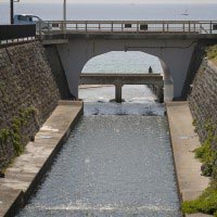 七里ケ浜の海を望む行合橋とそこを流れる行合川。