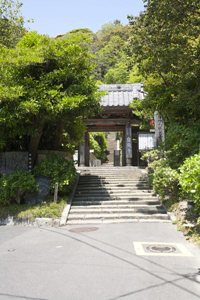 岩殿寺山門。