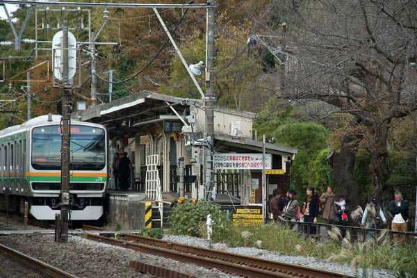 小津安二郎の映画にも度々登場した北鎌倉駅。円覚寺に行くには下りホームの出口専用改札から出ます。