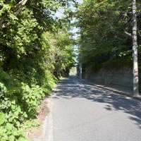 現在は舗装された広い道路となっていますが、かつては峻険な隘路であったとされています。