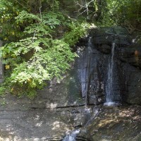 三郎の滝と石碑。子供の頃、何度か水を浴びてふざけたものです。