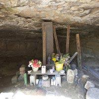 三浦泰村供養塔。頼朝墓の東側に法華堂跡があり、そこにあるやぐらのひとつに供養塔があります。