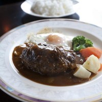 メイン料理のハンバーグ。写真はハンバーグに目玉焼きとごはん、ドリンクがついた鎌倉ハンバーグランチ(1,180円)