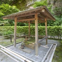 明月院境内、上の方にあります。