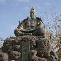 鎌倉時代からある像というわけではないのですが、筆者が描く頼朝にとても近い容姿をしています。