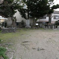 和田塚。小さな公園のようになっていて石碑がいくつか建てられています。