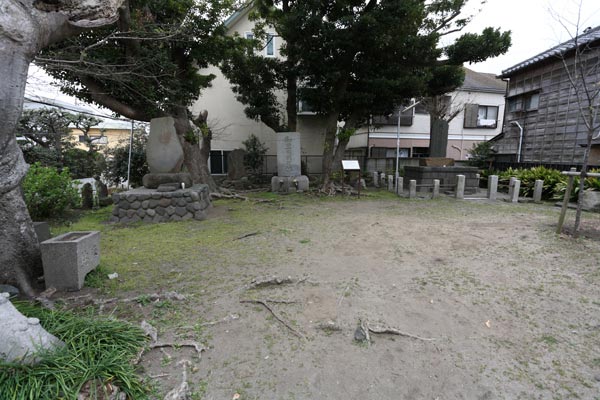 和田塚は小さな公園のようになっていて石碑がいくつか建てられています。