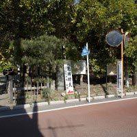 鎌倉十橋のひとつ、勝ノ橋。正面奥は寿福寺、左手は鎌倉駅方面、右手は英勝寺、海蔵寺、化粧坂方面です。