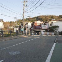 手前は本覚寺、橋を渡って左手に進むと妙本寺、右手は大町四ツ角に至ります。