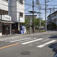 現在川はなく、暗渠となっています。自動販売機の前あたりに石碑があります。手前は宝戒寺、横大路方面。直進すると金沢街道を浄明寺方面へといきます。