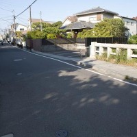 裁許橋は佐助川に架かります。直進すると六地蔵交差点。手前は市役所前交差点、鎌倉駅の方向です。
