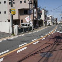 手前が北鎌倉駅、直進すると大船方面です。