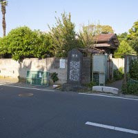 乱橋。川はなく、石碑と歴史だけが残ります。