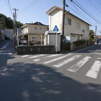 針磨橋は見過ごしてしまいそうなくらい道路と宅地に溶け込んでしまっています。直進すると稲村ケ崎、手前は極楽寺駅方面です。