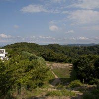 〔地図⑪〕鎌倉市最高地点からの眺望。左手の白い建物はゴルフ場のクラブハウスです。自然のままならもっと素晴らしい景色と環境だったでしょう。