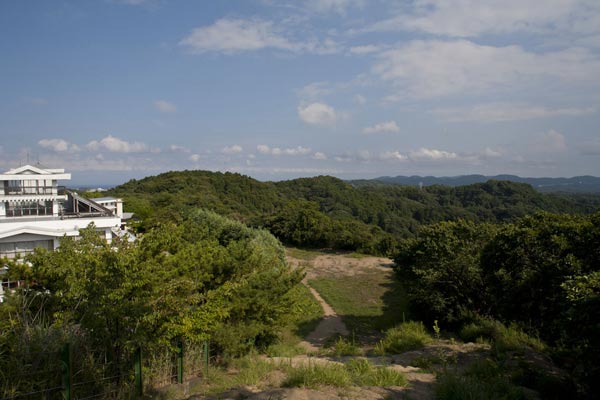 鎌倉市最高地点からの眺望。左手の白い建物はゴルフ場のクラブハウスです。自然のままならもっと素晴らしい景色と環境だったでしょう。