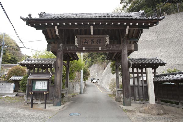 法性寺山門。左手には横須賀線の線路が走っています。