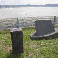 由比ケ浜をのぞむ歌碑。長谷駅を降りたら海に向かってください。海岸線を走る国道134号線に出たら稲村ケ崎方面へ歩くと公演が見えてきます。その中にあります。