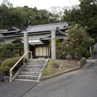 法性寺本堂。右手の道は日蓮廟所、大切岸、名越切通しへと続いています。