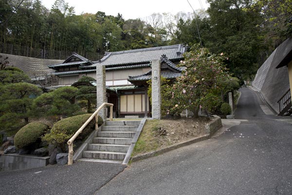 法性寺本堂。右手の道は日蓮廟所、大切岸、名越切通しへと続いています。