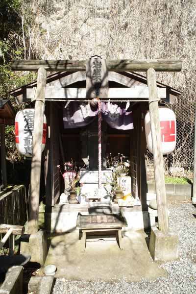 源頼朝の時代から続く岩窟不動尊。