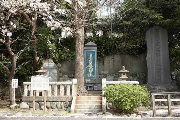 すぐに仁王門を入りたいところですが、まずは龍ノ口刑場跡から。