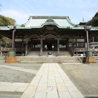 龍口寺本堂。1832年(天保3年)に建てられました。間口12間、奥行き15間あります。神奈川県を代表する木造大型建築物です。