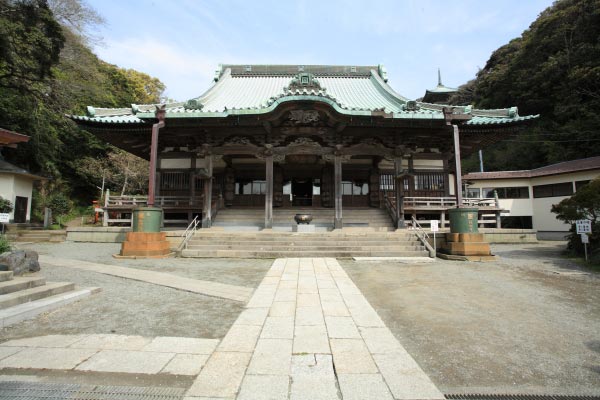 龍口寺本堂。1832年(天保3年)に建てられました。間口12間、奥行き15間あります。神奈川県を代表する木造大型建築物です。