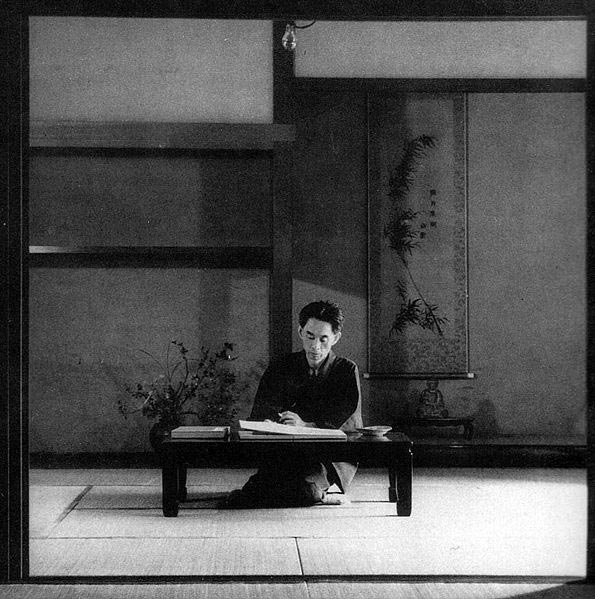 長谷の家で仕事中の川端康成。1946年。
