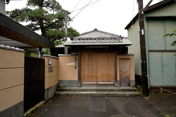 長谷の川端邸。甘縄神明神社の隣にあります。個人宅であり、一般公開はされていません。