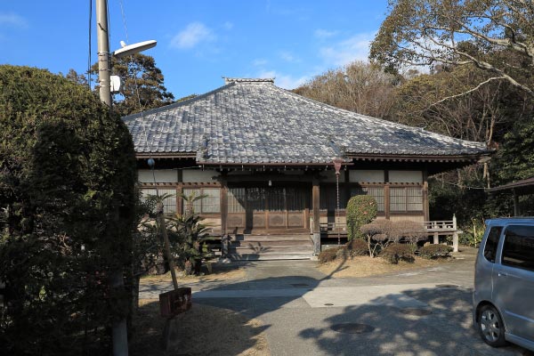 海に近く解放感のある浄楽寺の境内と本堂。
