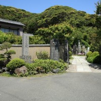 祇園山を挟んで妙本寺の反対側あたりに大寳寺はあります。大町のとてものどかな場所にあります。大町四ツ角を名越方面に歩き、川の手前を左折していきます。