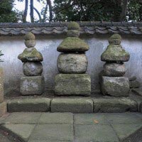 清雲寺、伝三浦為継とその一党の廟所。とても凄みがあります。中央が三浦為継、左右いずれかが為通、義継のもの。もともとは為継の墓と伝わる五輪塔がこの地にあり、廃寺となった円通寺から為通、義継を移し、三代の廟所となりました。