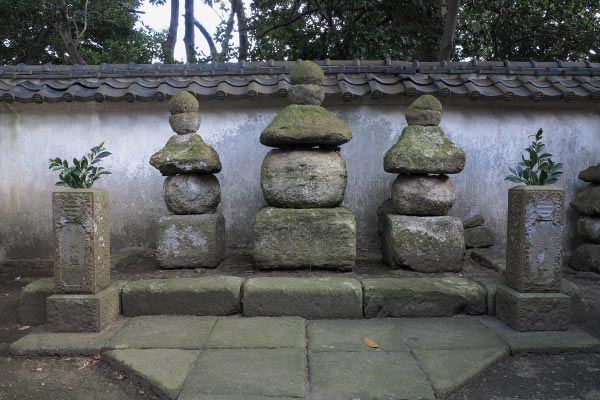 清雲寺、伝三浦為継とその一党の廟所。とても凄みがあります。中央が三浦為継、左右いずれかが為通、義継のもの。もともとは為継の墓と伝わる五輪塔がこの地にあり、廃寺となった円通寺から為通、義継を移し、三代の廟所となりました。