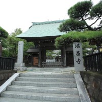 満昌寺。三浦氏の居城であった衣笠城の近くにあります。源頼朝が三浦義明の菩提を弔うために建立したのが始まりです。三浦義明の首塚や国の重要文化財となっている三浦大介義明坐像などがあります。
