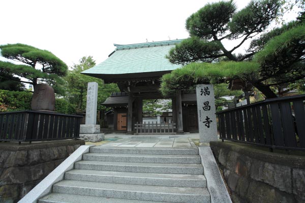 満昌寺。三浦氏の居城であった衣笠城の近くにあります。源頼朝が三浦義明の菩提を弔うために建立したのが始まりです。三浦義明の首塚や国の重要文化財となっている三浦大介義明坐像などがあります。