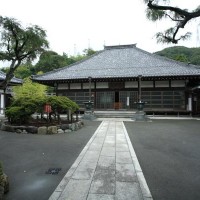 満昌寺本堂。静かな境内は平安以来三浦の地に勢力を誇った三浦一族のゆかりの風格を感じます。